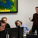 Zespół BlueRider.Software podczas spotkania strategicznego, co ilustruje partnerskie i zwinne podejście do tworzenia oprogramowania EdTech.