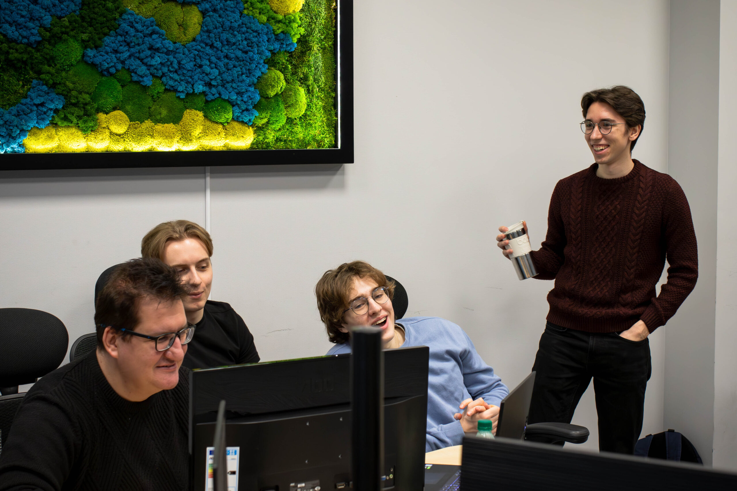 Zespół BlueRider.Software podczas spotkania strategicznego, co ilustruje partnerskie i zwinne podejście do tworzenia oprogramowania EdTech.