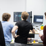 Zespół deweloperów BlueRider.Software podczas wspólnej analizy kodu, co symbolizuje synergię między metodyką Agile a kulturą DevOps.