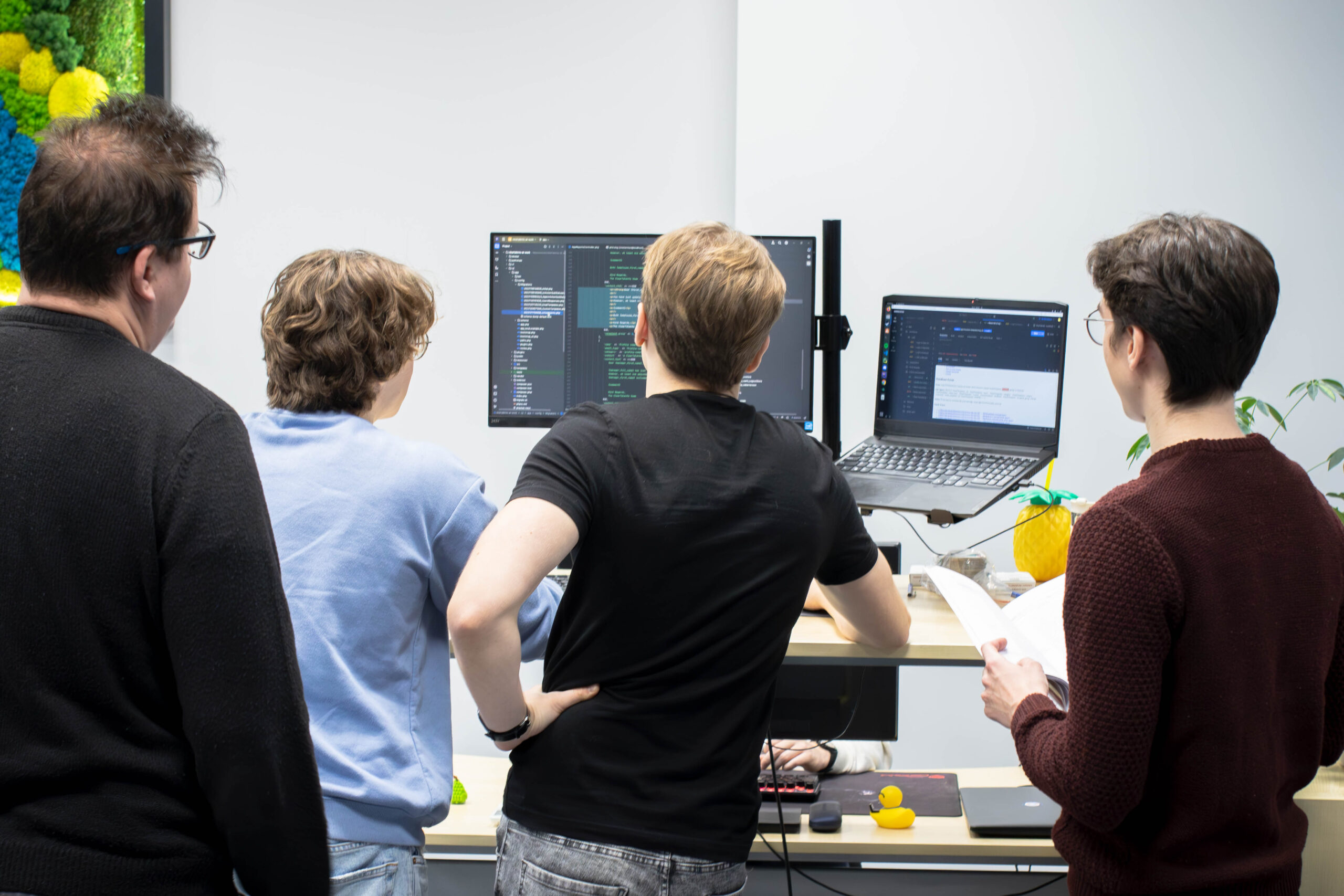 Zespół deweloperów BlueRider.Software podczas wspólnej analizy kodu, co symbolizuje synergię między metodyką Agile a kulturą DevOps.