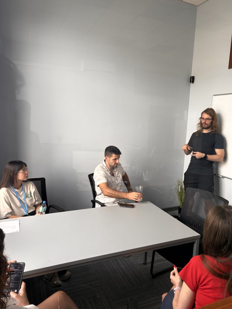 Zespół BlueRider.Software omawiający strategię AI in software development podczas wewnętrznych warsztatów projektowych.