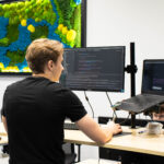 Praktyczne zastosowanie AI in software development: programista BlueRider.Software piszący kod przy użyciu inteligentnych narzędzi.