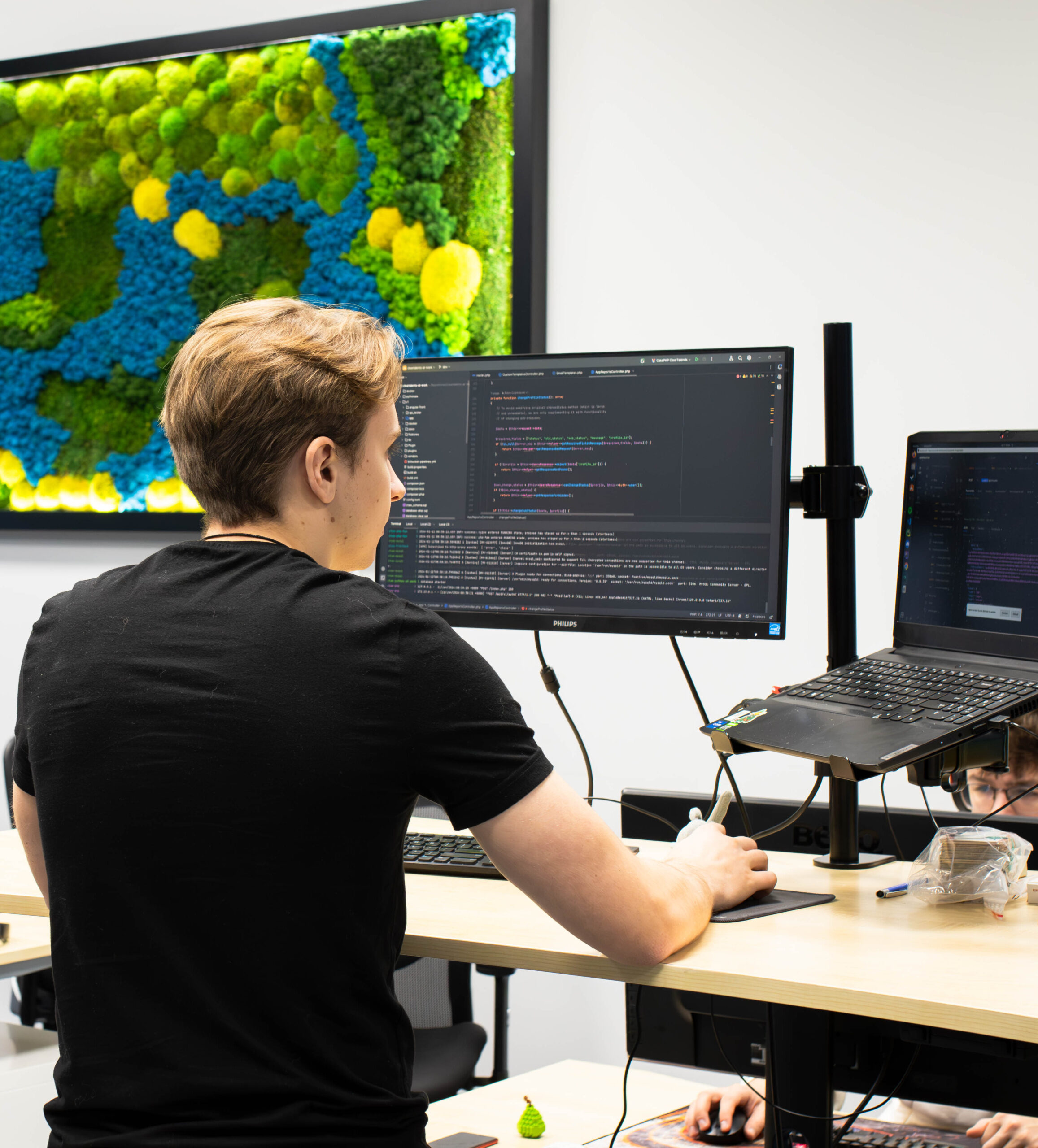 Praktyczne zastosowanie AI in software development: programista BlueRider.Software piszący kod przy użyciu inteligentnych narzędzi.